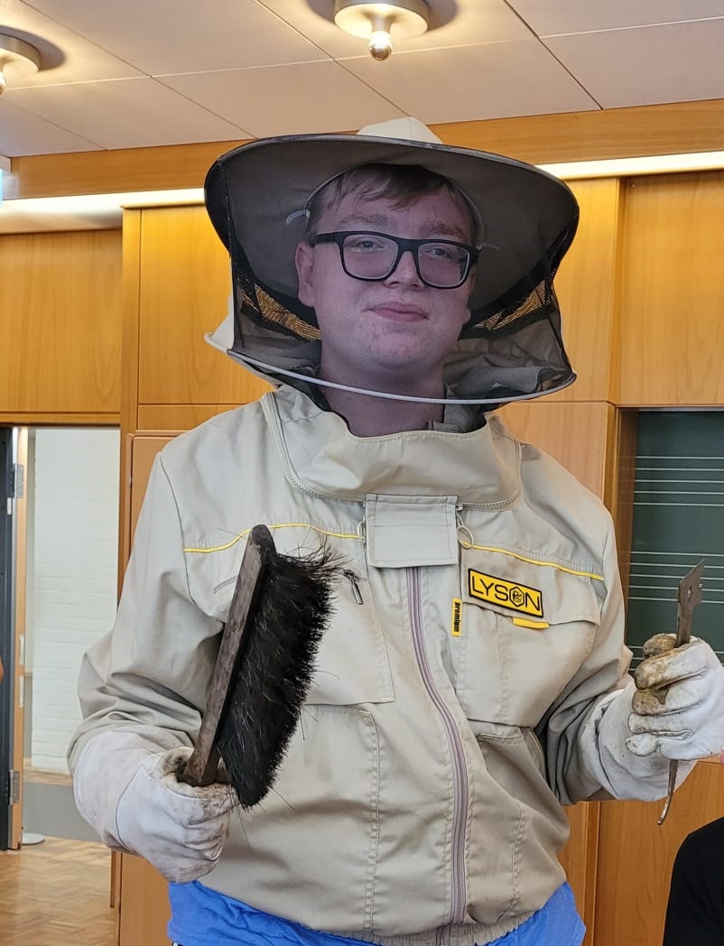 Sch%C3%BCler%20in%20Imkertracht Sch%C3%BCler%20in%20Imkertracht